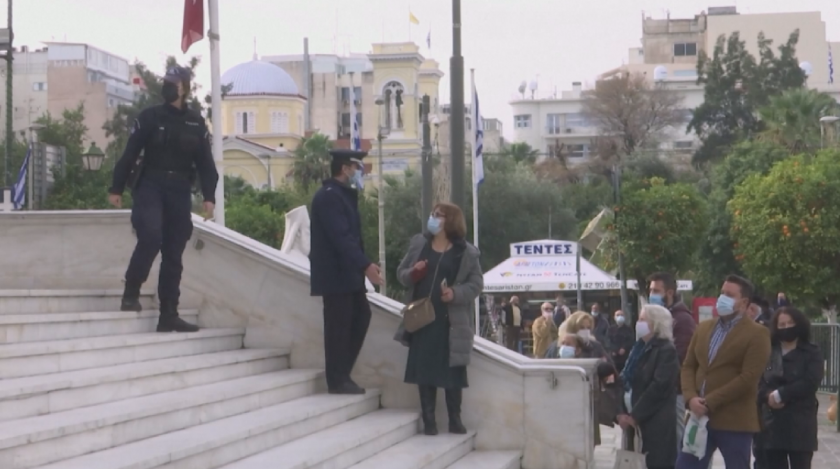 Богоявление в Гърция: Дълги опашки пред църквите, скромни церемонии за хвърляне на кръст