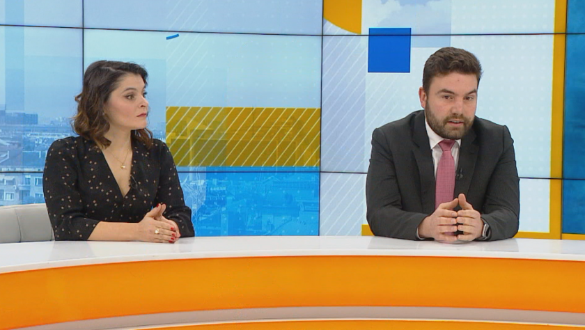 Защо общински съветници бяха ваксинирани преди медиците на първа линия?