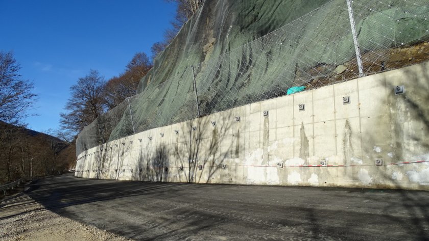 Пътят за Рилския манастир остава затворен (ОБЗОР)