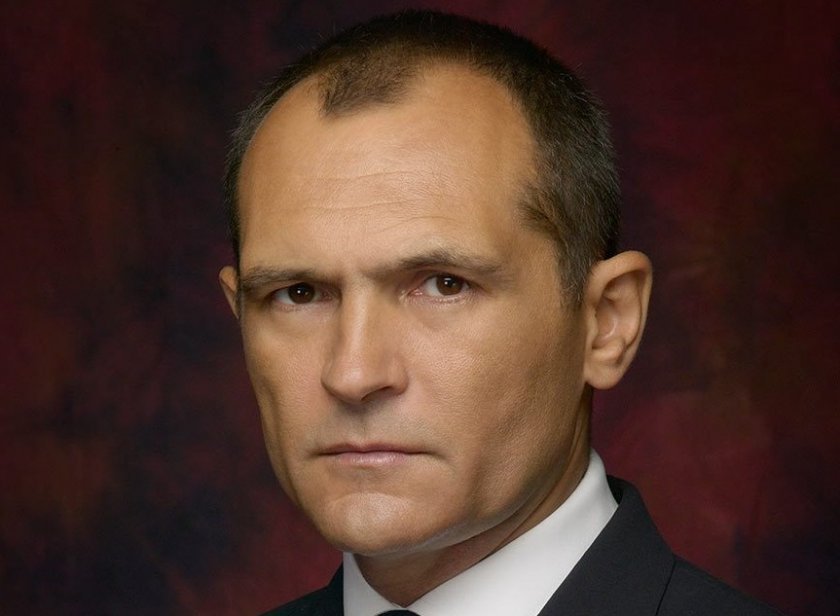 Иззеха картини и графики от апартамента на Васил Божков, в който живее съпругата му Елена Динева (СНИМКИ)