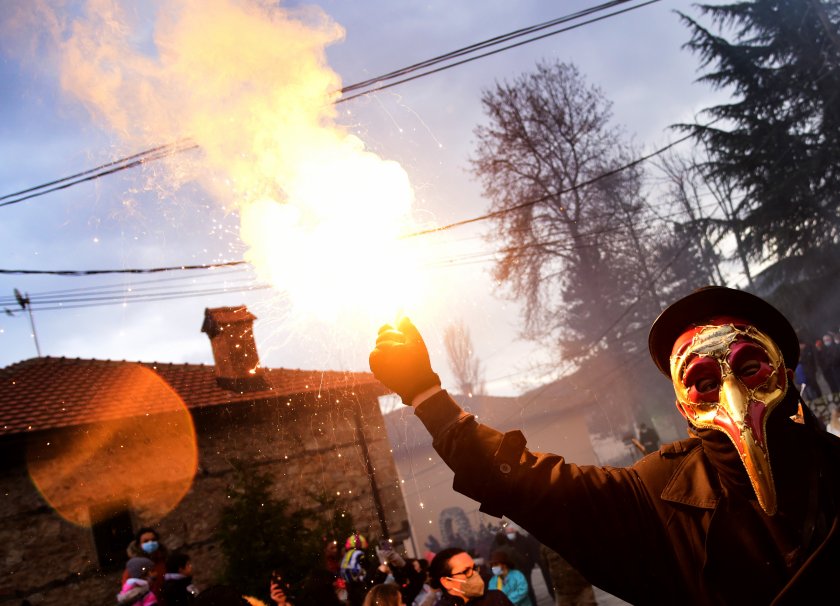 запалиха българското знаме карнавал северна македония