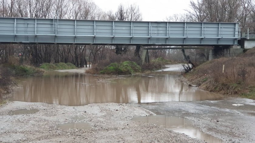 затвориха пътя катуница крумово заради придошла вода