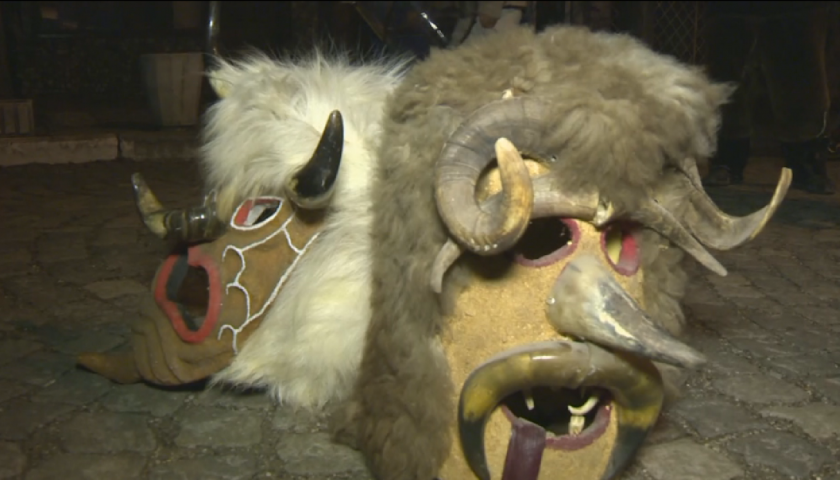 Кукери в Батановци гонят злото в пандемия и при наводнения