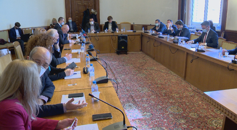 На първо четене: Депутати от правната комисия одобриха гласуването на карантинираните