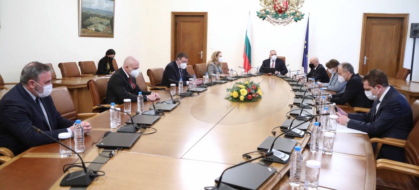 Решават на 21 януари кога ще отворят ресторанти и молове