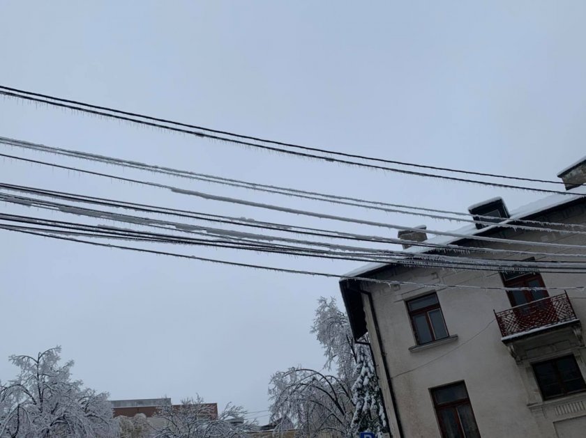 Тежък снеговалеж остави 25 села без ток в Хасковско