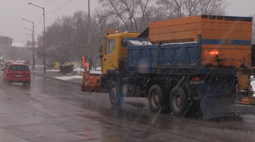 Екип на БНТ в снегорин: Как се чистят малките улички на София