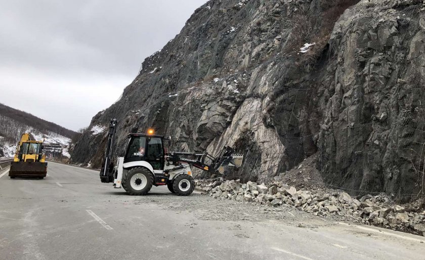 Все още не е ясно кога ще разчистят пътя край свлачището на АМ "Струма"