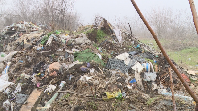 Още не е разчистено незаконното сметище в Русе, камионите затъват в калта