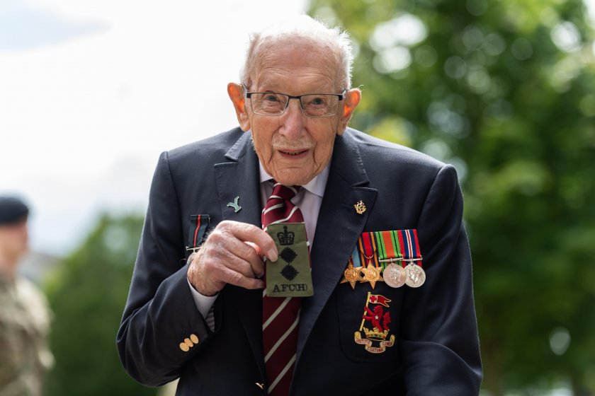 100-годишният ветеран сър Том Мур почина след боледуване от коронавирус