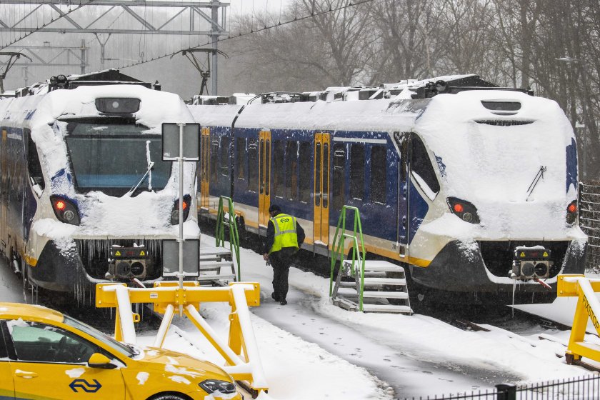Необичайно студено, обилни снеговалежи и транспортен хаос в Европа