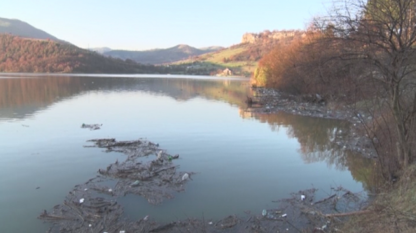 Тонове боклуци плуват в язовир Кърджали