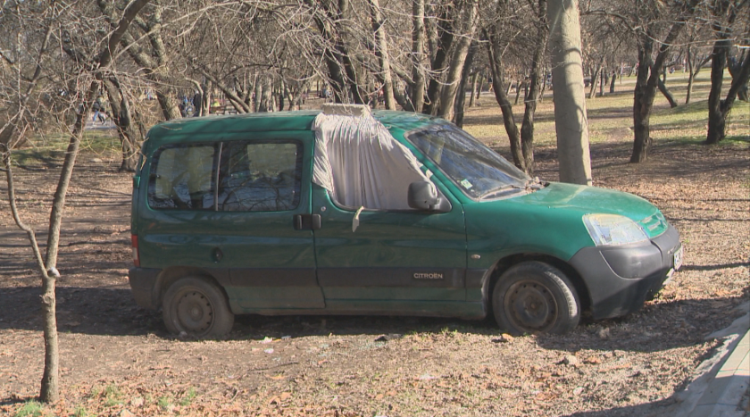 бездомник изоставен автомобил столичния парк гео милев