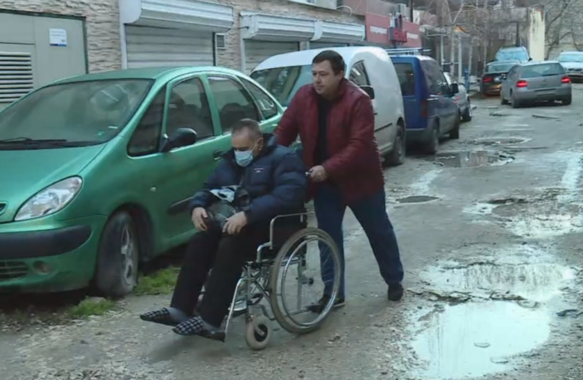 Зрителски сигнал: 30 години никой не ремонтира разбита улица във Варна