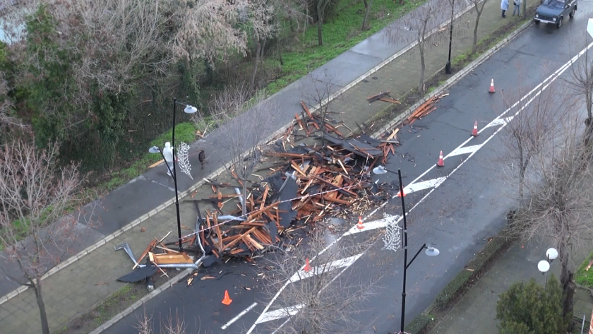 Разчистиха отнесения от вятъра покрив в Несебър