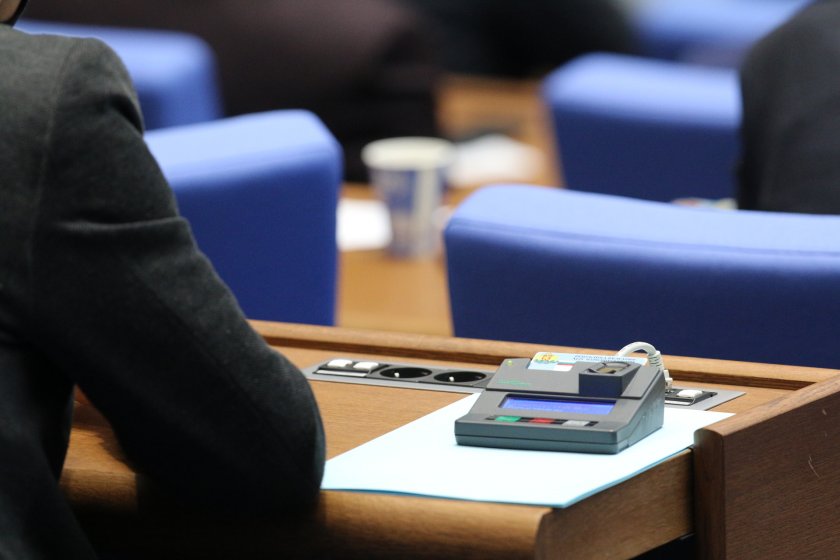 спор парламента заради увеличение вноската българия бюджета