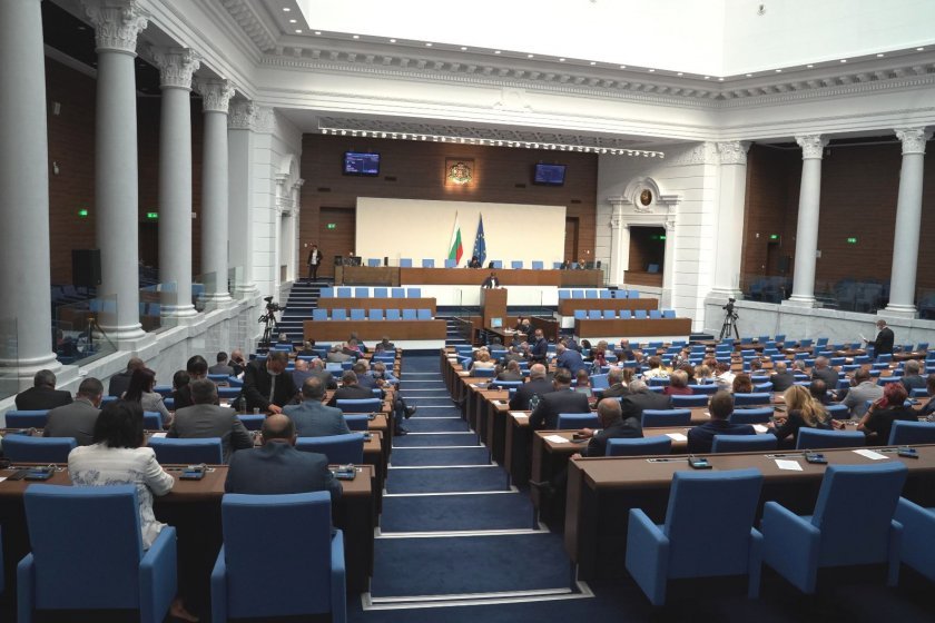 парламентът събра кворум втория път