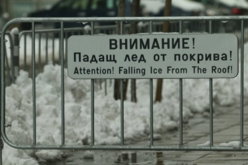 Ледена висулка рани жена в центъра на София