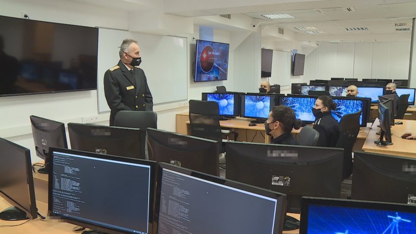 Какви умения по киберсигурност придобиват курсантите във Военноморското училище?