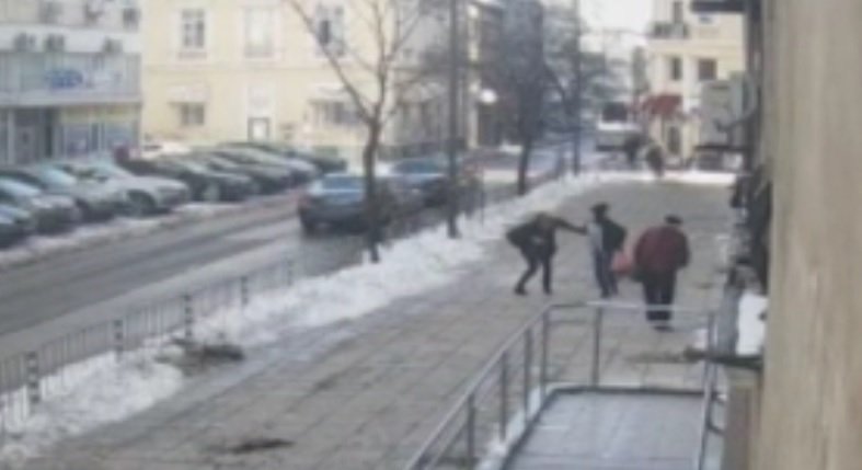 Вижте как парчета лед падат върху главата на жена в София (ВИДЕО)
