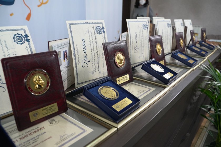 Първи випуск лекари положиха Хипократовата клетва и онлайн