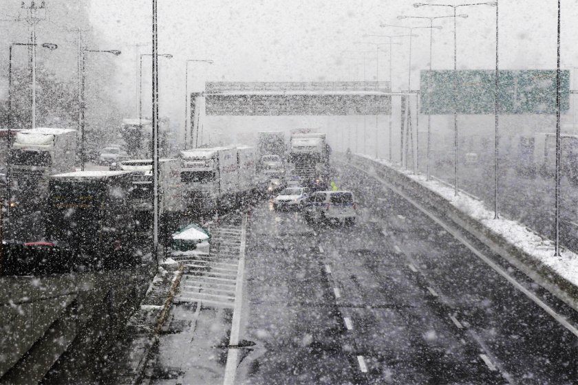 обилен снеговалеж блокира обществения транспорт атина