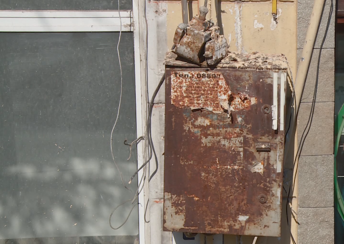 След сигнал до БНТ: Подменят опасно електрическо табло в Пловдив