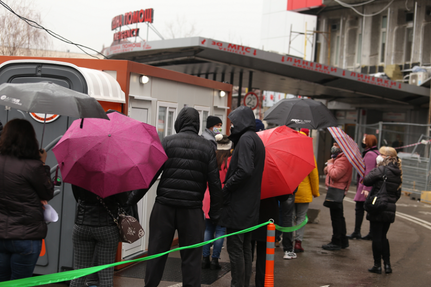 Опашки от желаещи да се ваксинират в съботния ден в столицата (ОБЗОР)