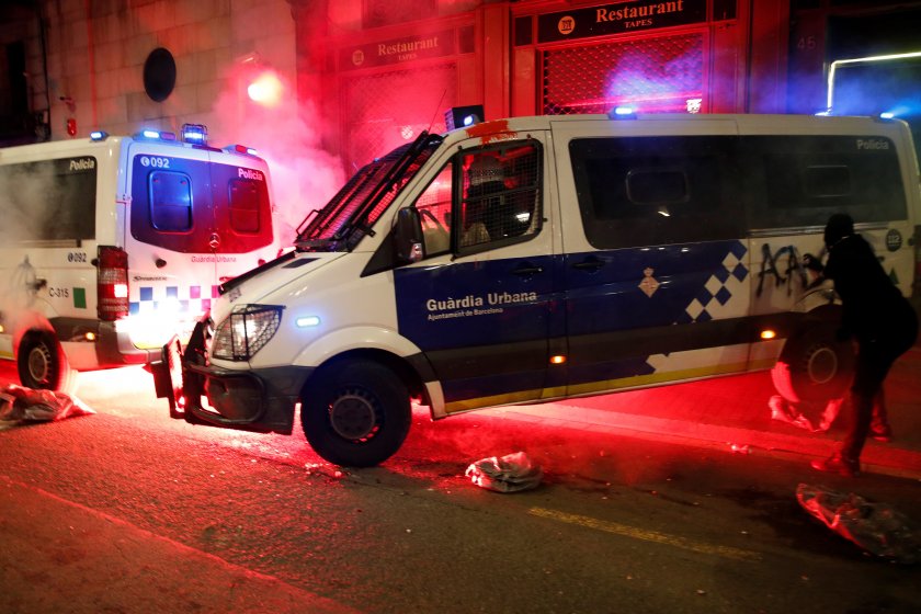 Протестите в Барселона за освобождаване на рапъра Хасел прераснаха в безредици