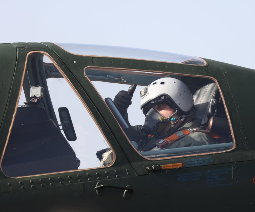 Каракачанов в полет на модернизиран самолет СУ 25 (ВИДЕО)