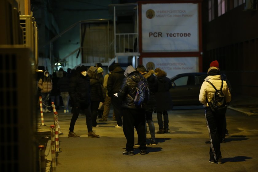 Нощни опашки за ваксина в УМБАЛ "Св. Иван Рилски"