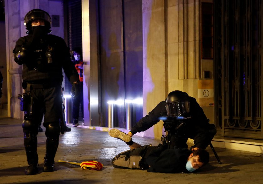 пета поредна нощ сблъсъци демонстранти полиция испания