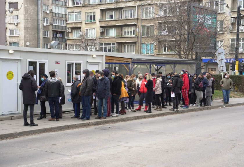 Отново опашки за ваксинация в София, "зелените коридори" остават отворени до изчерпване на ваксините
