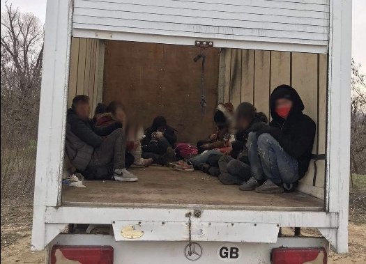 Заловиха товарен автомобил, превозващ 12 мигранти, на ГКПП "Капитан Петко войвода"