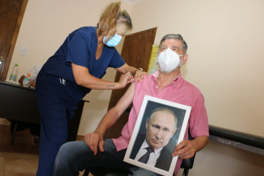 кмет аржентински град ваксинира портрет путин ръце