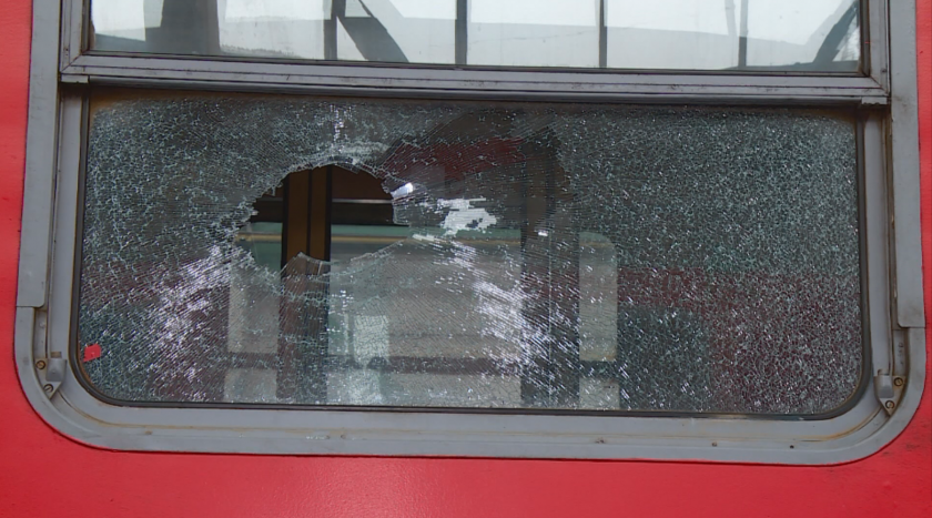 Три влака са със счупени прозорци след замеряне с камъни от вандали