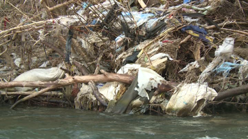 Наши зрители отново ни показаха снимки на плаващи сметища -