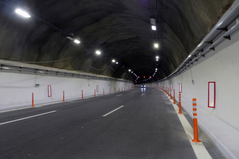 Край на тапите на АМ Хемус при Витиня. След близо