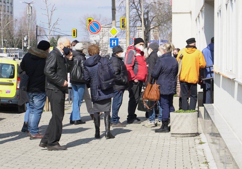 Възстановява се ваксинацията в страната, след като Европейската агенция за