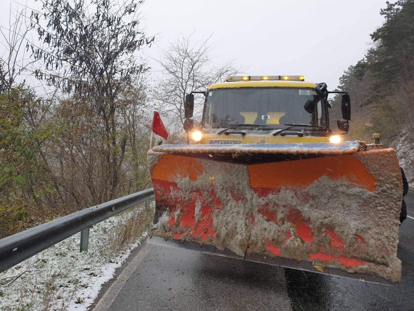 224 машини обработвали пътищата смолян продължава вали сняг