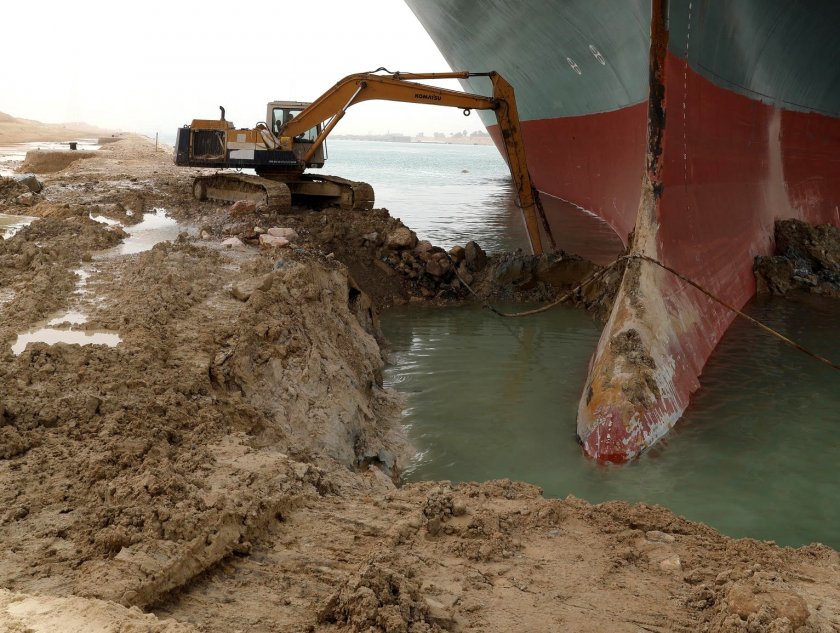 суецкият канал блокиран трети ден заради заседнал кораб