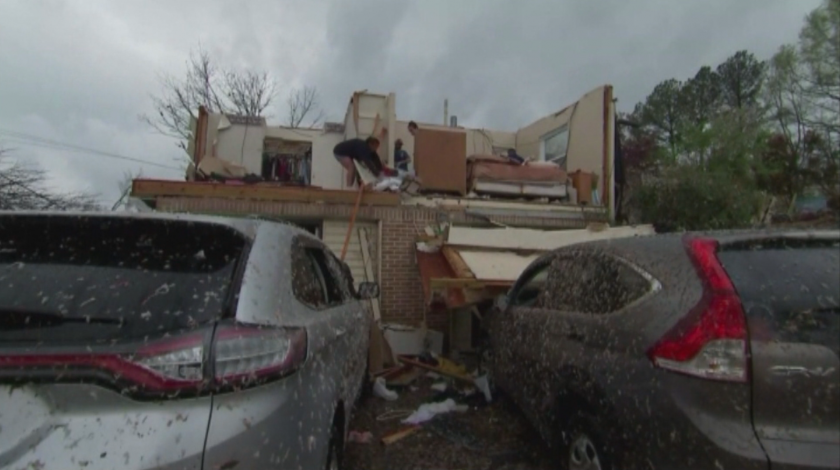 Мощно торнадо връхлетя американския щат Алабама. Загинали са петима души.
