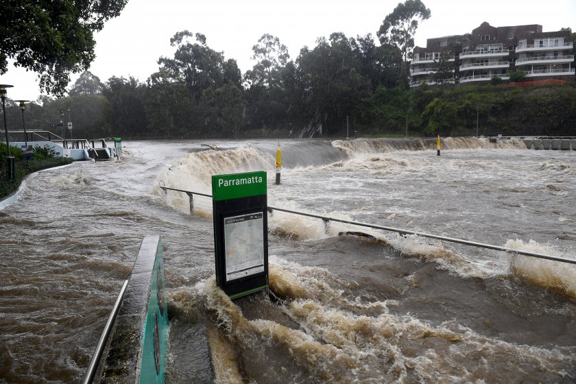 В Австралия проливни дъждове предизвикаха животозастрашаващи внезапни наводнения по източното