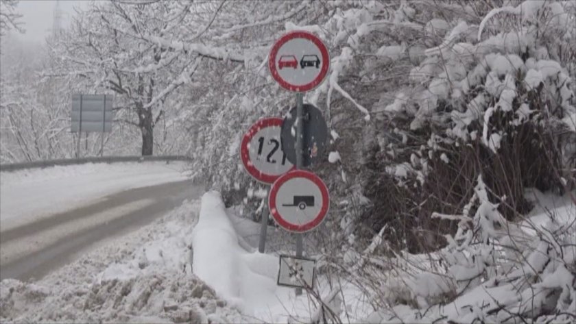 Усложнена е обстановката в Смолянска област заради снега. 30-сантиметра нова