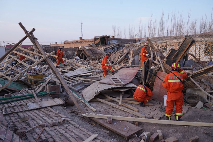 трима души загинаха земетресение китай
