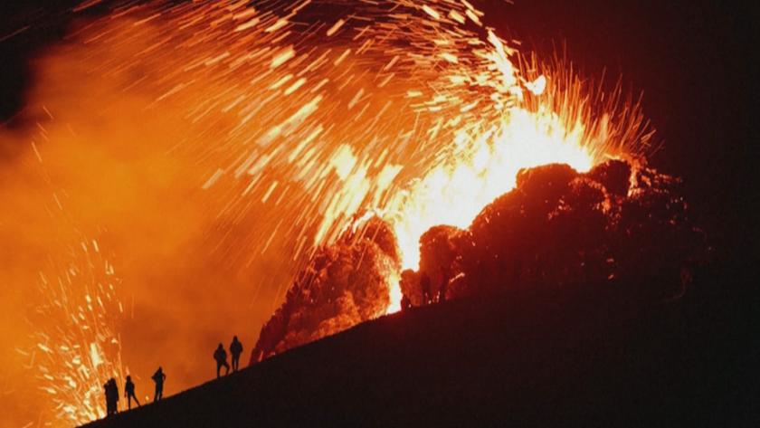 Нетипичното изригване на вулкана Рейкянес в Исландия продължава.Явлението се смята