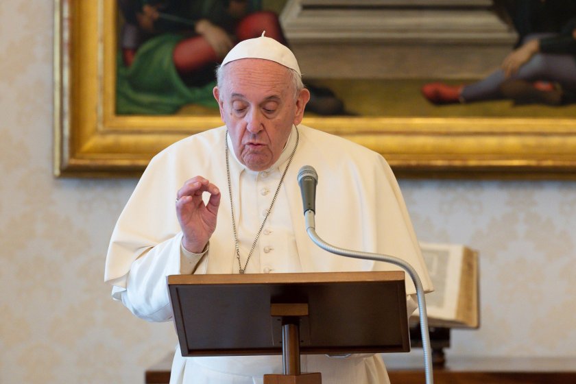 Папа Франциск е наредил на кардиналите да намалят заплатите с