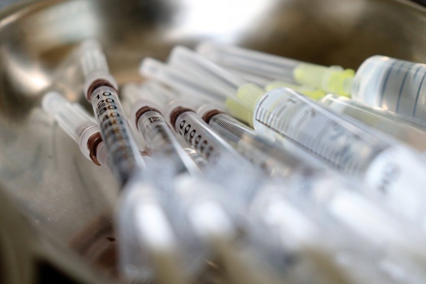 Граждани от съседни страни се ваксинират в Сърбия