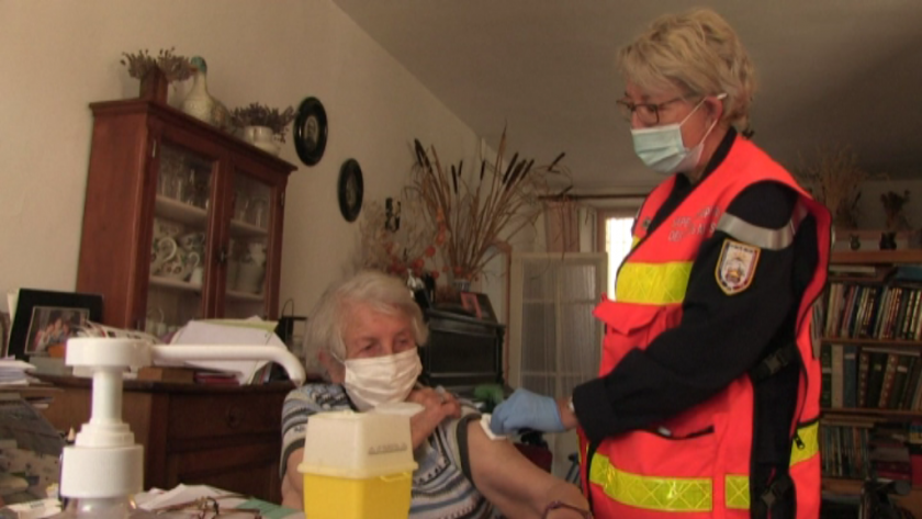 Във Франция пожарникари се включват в имунизацията на населението срещу