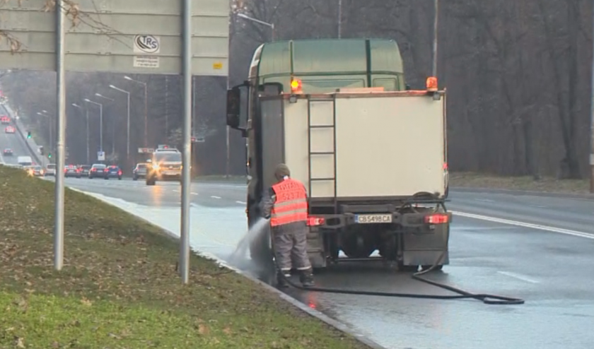 Продължава миенето на столичните улици и булеварди. Приоритетно екипите ще